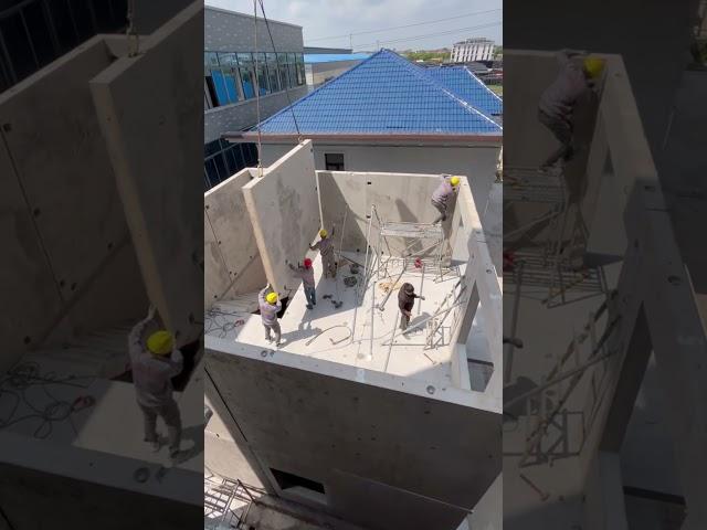 Craftsmen use prefabricated cement panels to build houses, improving work efficiency