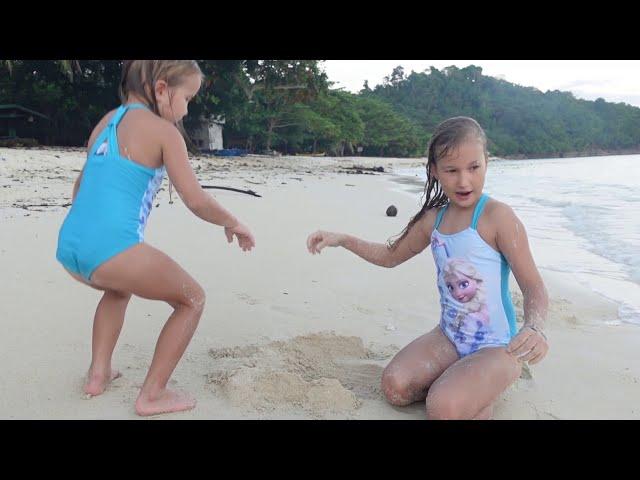 Children play on the beach. Дети играют на пляже.