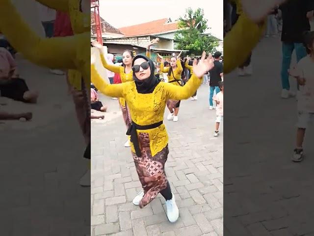 Kebaya kuning #karnaval #viralvideo