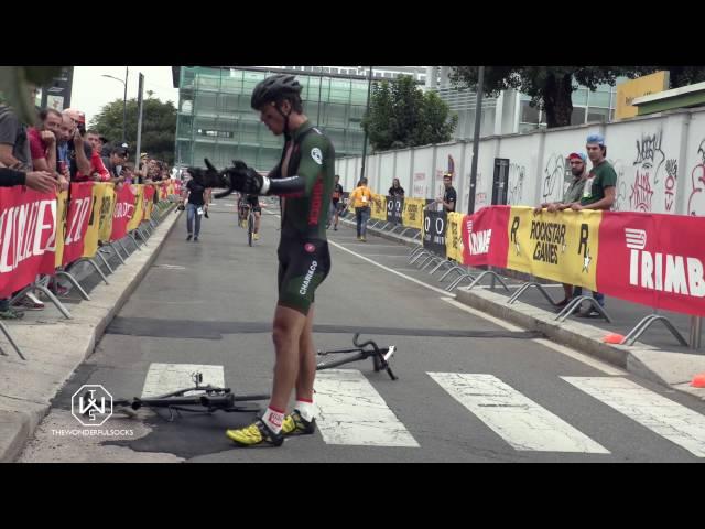 angry cyclist destroys his bike at red hook milano 2016