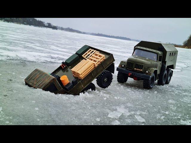 The truck FALLEN UNDER THE ICE ... ZIL 131 6x6 pulls GAZ Sadko ... RC OFFroad 6x6