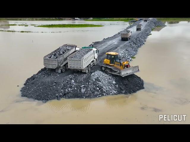 [Timelapse] AMAZING! Dumping of materials in the river for road construction