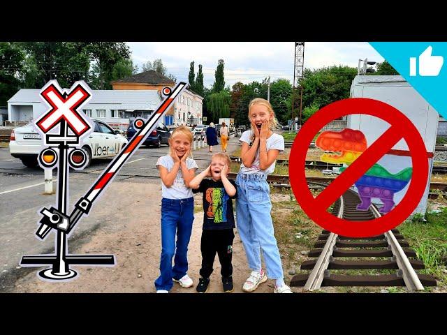 Train crash / Railway crossing / Pop it onе the rails