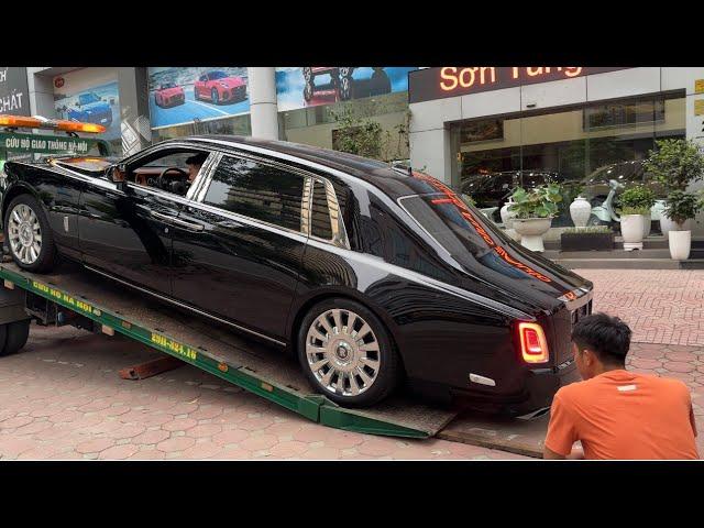 The new Rolls-Royce Phantom VIII has difficulty getting off the transport vehicle