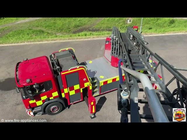 South Yorkshire Fire & Rescue | Sheffield Parkway Scania / Rosenbauer / Metz TL (4K, HD)