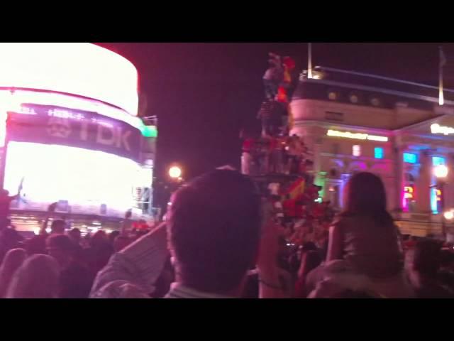 Spanish fans touching the sky in Piccadilly Circus... with a little help from Eros :)