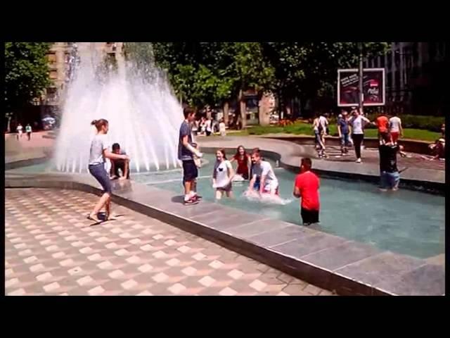 Kids, playing in pool, center of Beograde. Дети купаются в фонтане в центре Белграда...