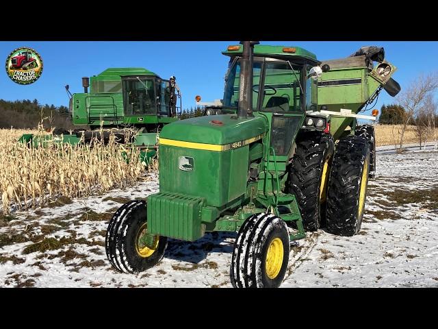 Harvesting Corn in Snow with John Deere 8820 Combine