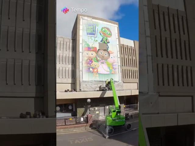 Super WHY! Painting on The Building