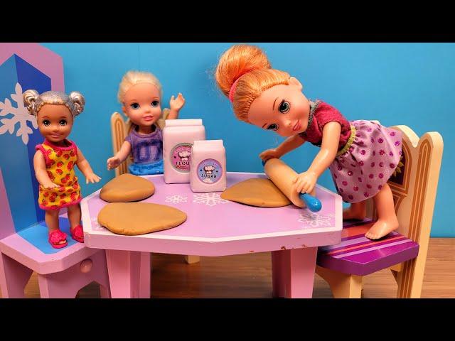 Christmas cookies ! Elsa & Anna toddlers are rolling dough  - Barbie dolls