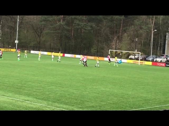 Cheick Touré met de 0-1 tegen Vitesse O17