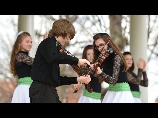 Riverdance Performer Slips and Recovers Live at Macy's Thanksgiving Day Parade!