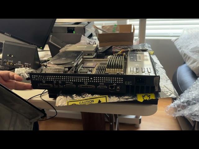Tristin NeXTstation Color , how to carefully open the NeXT case and how to hook up the peripherals