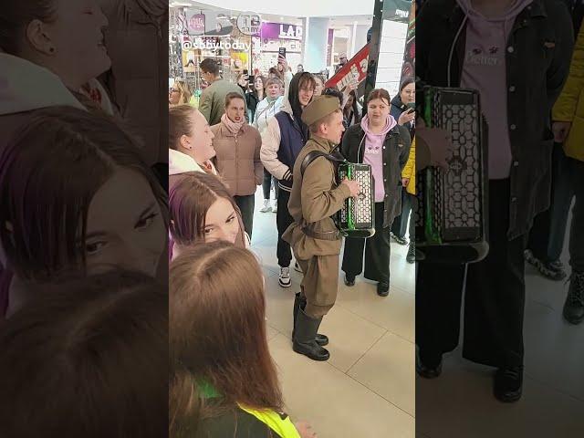 Белорусы поют песни о войне и Великой Победе! Флешмоб в Могилеве