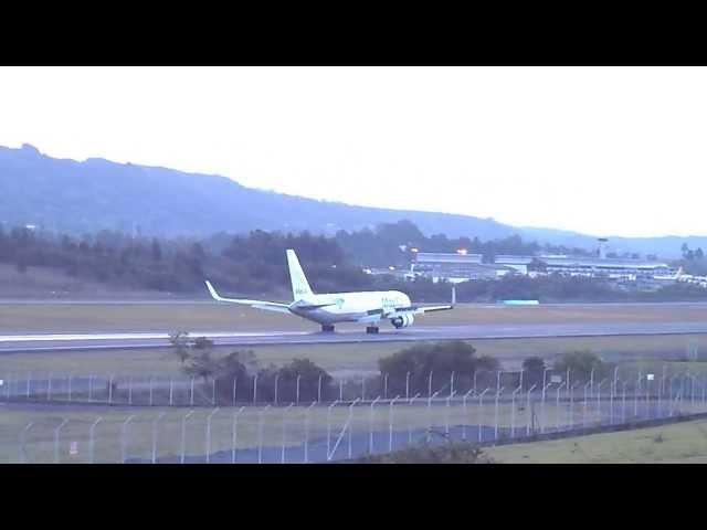 Boeing 767-300F MASAIR Landing SKRG RNW 36