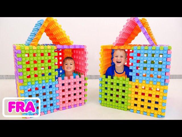 Vlad et Niki jouent avec des blocs de jouets