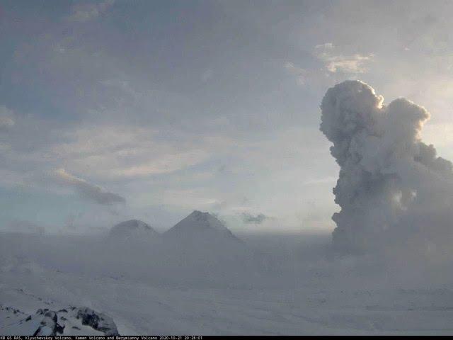 Bezymianny volcano. Ash plume more 8 km ASL. 2020-10-21 20:22 - 21:00 UTC.