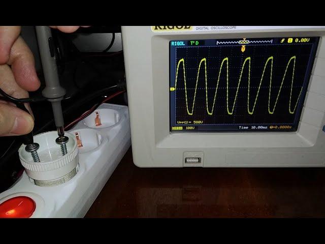Пихаю осциллограф в розетку 220 В
