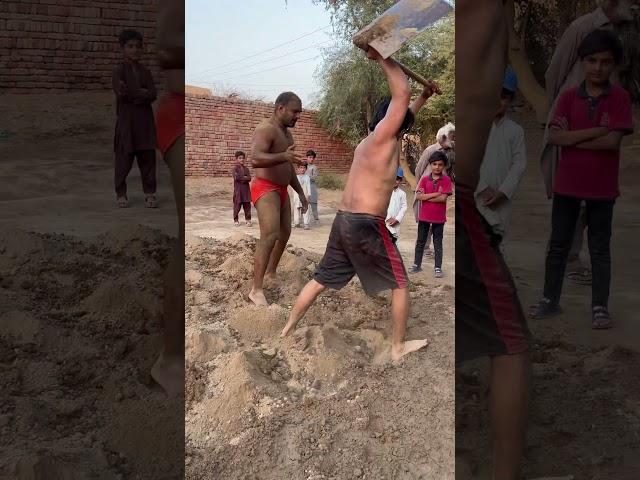 Amjad Pehlwan jhedu apny shagerd ko mahnat lagaty howy akhary per