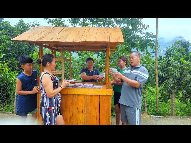 Making colorful sticky rice cakes from natural leaves to sell on a homemade mobile cart