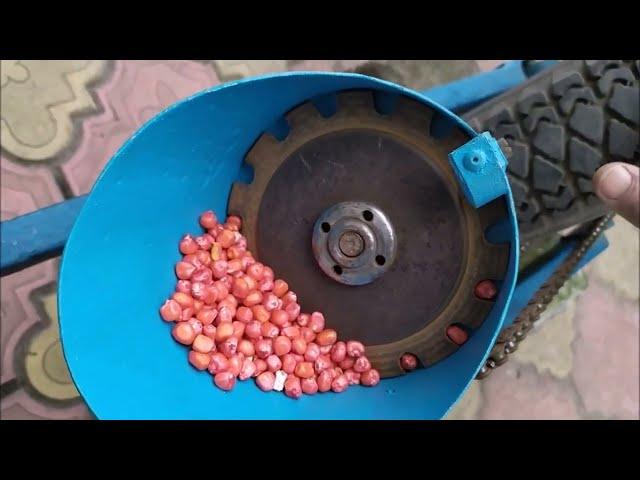 Высевающий аппарат кукурузной сеялки точного высева/The sowing device for a precision seeder.