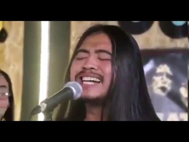 la cancion que no se entiende ,rock asiatico , te llega al corazon este tema,el chino cantando