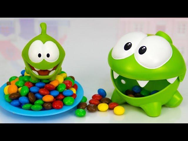 Om Nom and little Om Nom are looking for chocolates. Cartoons for children.