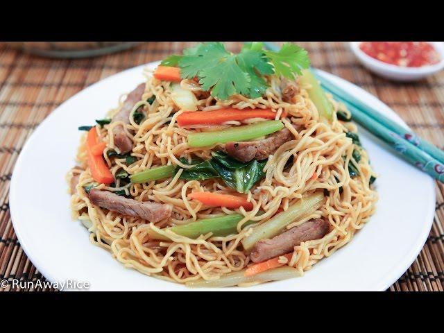 Stir-Fried Egg Noodles (Mi Xao Mem)