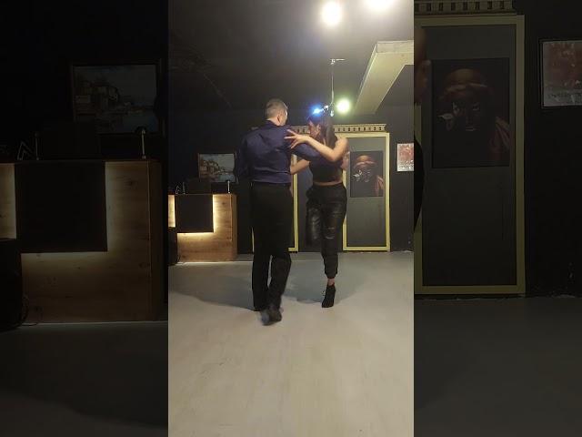 linear back and front boleo+hesitation  - tango figür