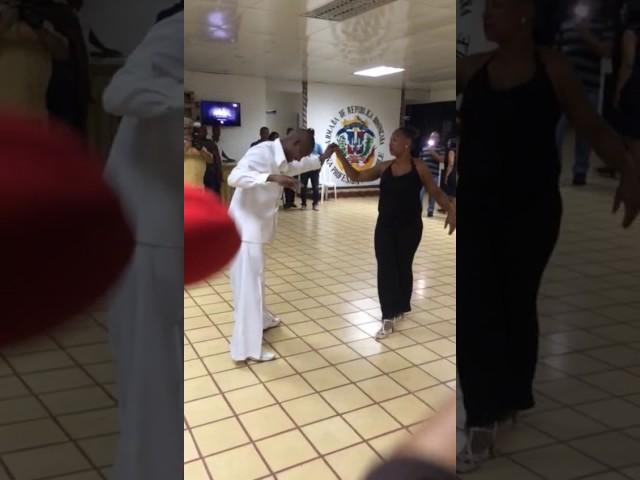 El mejor bailarín de salsa ciego.