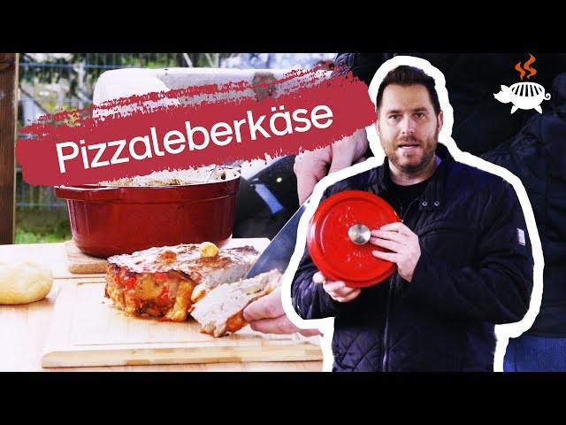 Pizza Leberkäse aus dem emaillierten Grillschweine Dutch Oven