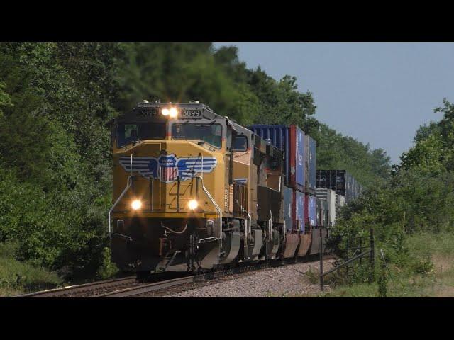 Union Pacific SD70M 3899 leads UP ILDSM