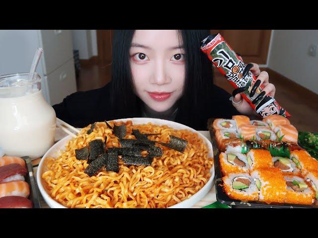 ASMR SPICY CHEESE FIRE NOODLESSALMONTOBIKO FLYING FISH ROE SUSHI 치즈 까르보 불닭볶음면 날치알 연어초밥에 먹방 サーモン寿司