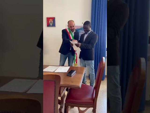 Ibrahima Sanou, il giuramento per la cittadinanza italiana a Minturno col sindaco Stefanelli.