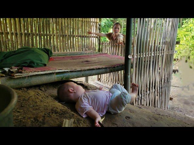 The carelessness of a 17-year-old single mother when letting son sleep alone [ Lý Tiểu Cú