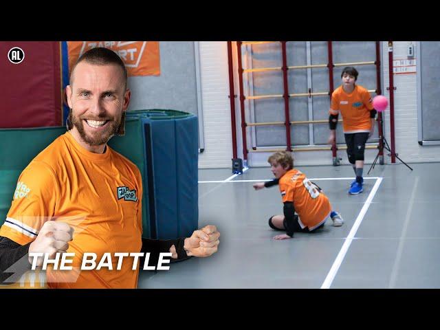 BUNKER BOUWEN IN DE GYMZAAL! | The Battle Bunkertrefbal | Zappsport