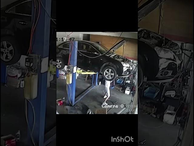 Машина сорвалась с подъёмника.