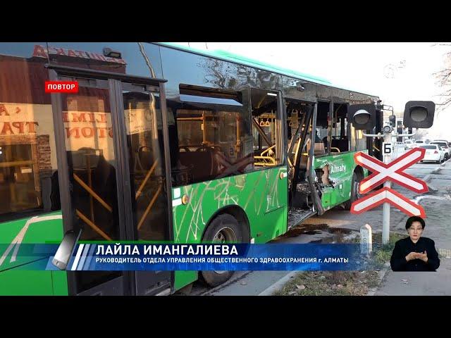 Тепловоз столкнулся с автобусом: состояние одной пациентки тяжелое