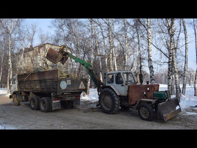 Трактор ЮМЗ-6АЛ с экскаватором ЭО-2621А с грейфером. / The old Soviet tractor YUMZ-6AL.