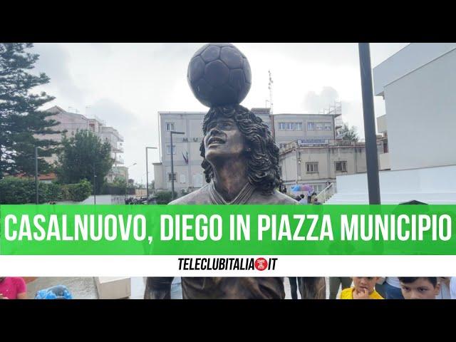 Casalnuovo, inaugurata la statua di Maradona in piazza Municipio