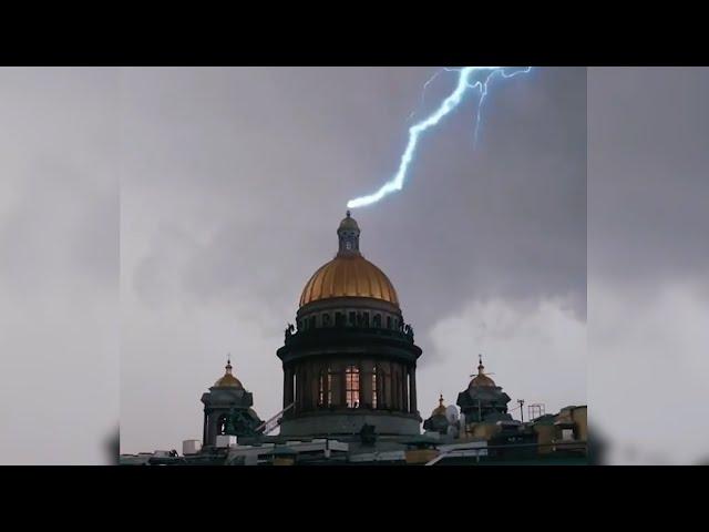 Гроза в Санкт-Петербурге. Молнии бьют в Исаакиевский собор и Лахта Центр