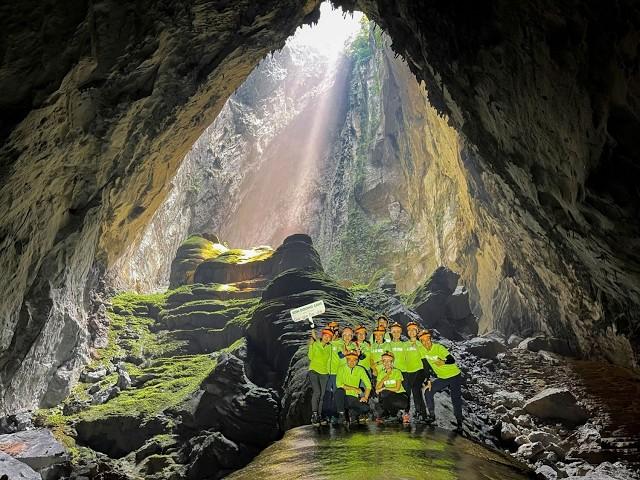 The World's Largest Cave: There Are Forests, Rivers and Clouds Inside