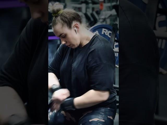 Rachael Baxter benches 87.5kg x5