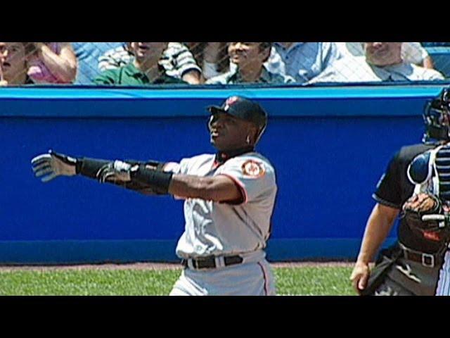 SF@NYY: Barry Bonds homers at Yankee Stadium