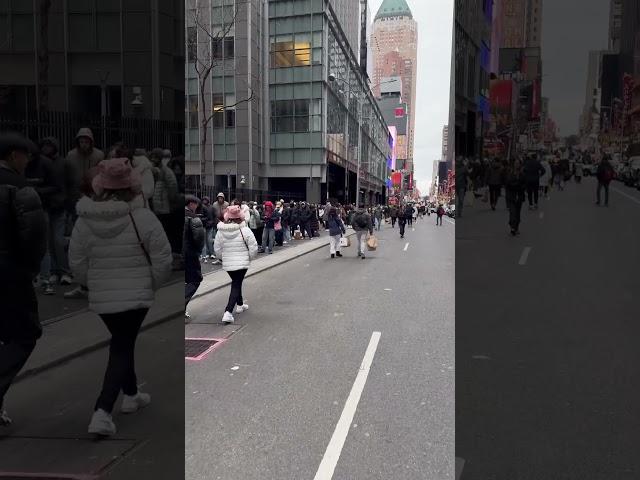 ESTA ERA LA FILA DE GENTE ESPERANDO ENTRAR AL TIMES SQUARE PARA PRESENCIAR LA CAÍDA DE LA BOLA 2024.