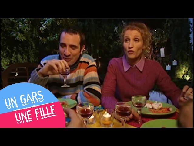 Un gars une fille - barbecue avec leurs copains