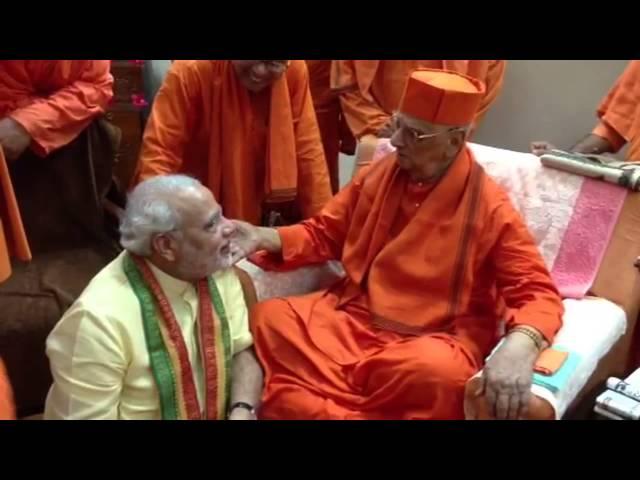 Shri Modi meets Swami Atmasthanandji Maharaj, President of Ramkrishna Mission at Belur Math