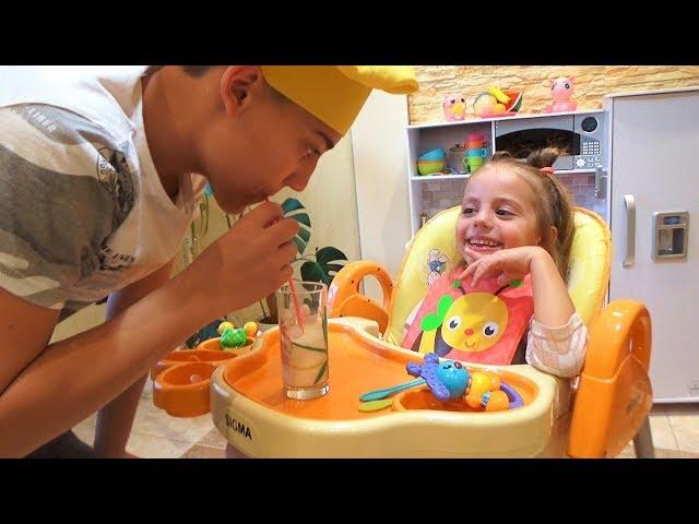 Настя как маленькая ГОТОВИМ и КОРМИМ на кухне для детей Kids Children играем в кафе