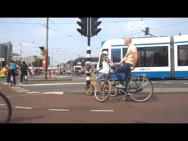 Straatbeeld hoek Prins Hendrikkade-Damrak Amsterdam