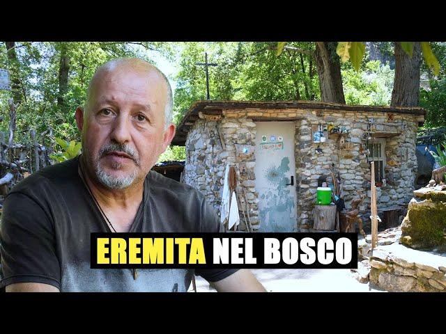 L'eremita che vive da solo nel bosco, in riva al fiume, da 23 anni